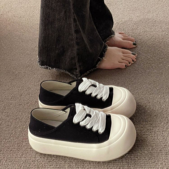 Dame platform sneakers med nostalgisk design og brede snørebånd Stilla