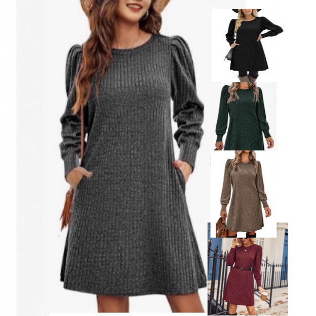 Kvinders sweaterkjole med afslappet ribstrik og elegante pufærmer Stilla