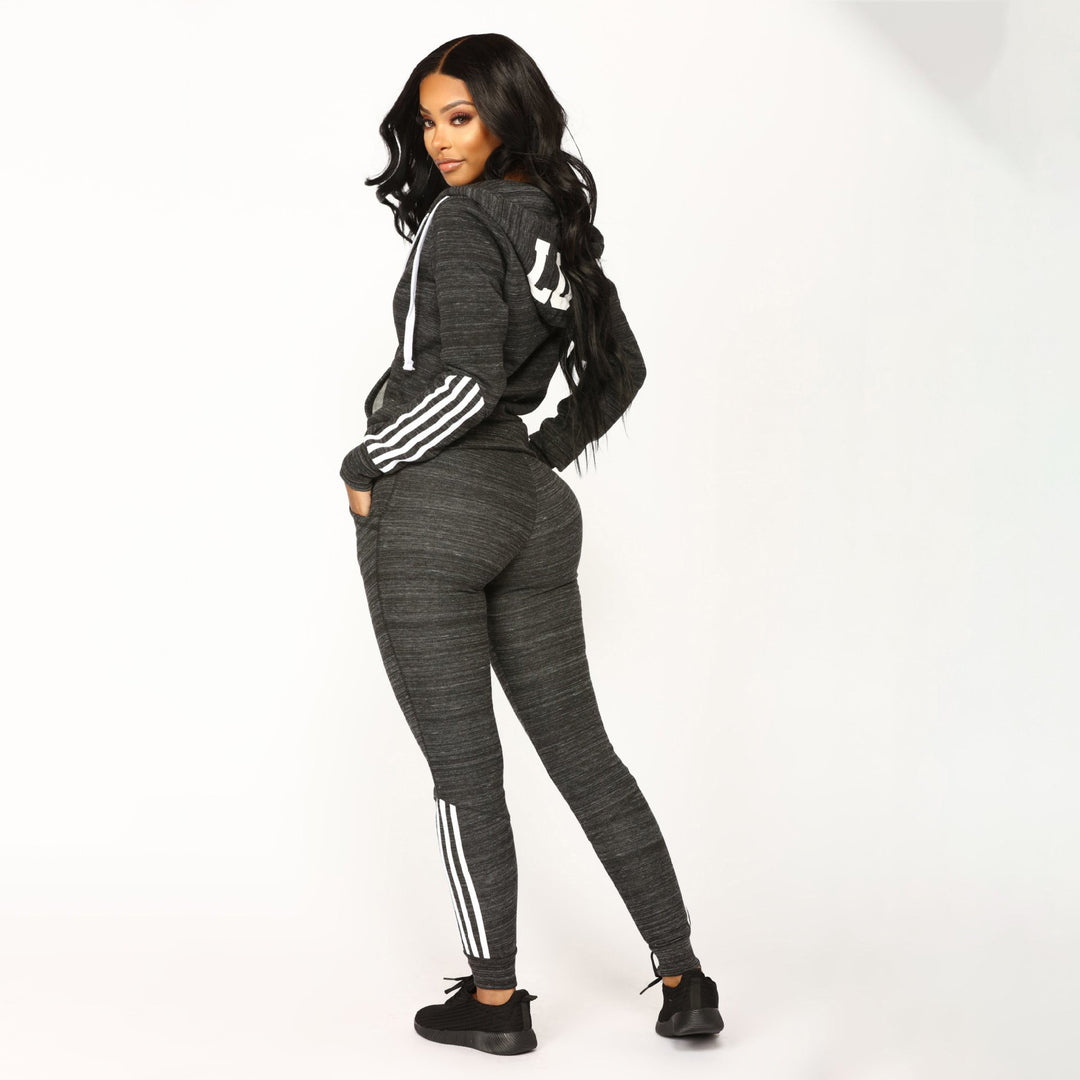 Kvinders sporty hætte-tracksuit med elastisk talje og moderne stribe-design Skovae