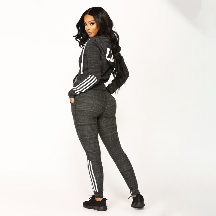 Kvinders sporty hætte-tracksuit med elastisk talje og moderne stribe-design Skovae