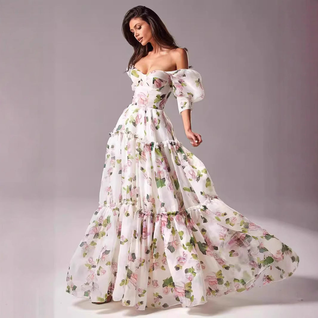 Kvindernes elegante maxikjole med off-the-shoulder flæseærmer og blomsterdetaljer