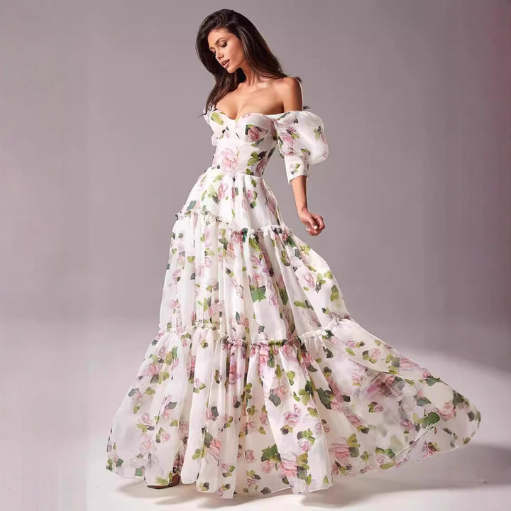 Kvindernes elegante maxikjole med off-the-shoulder flæseærmer og blomsterdetaljer