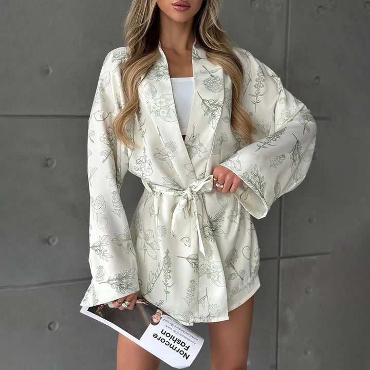 Dame Kimono-inspireret kort jakke med blomsterdesign og løs pasform Stilla