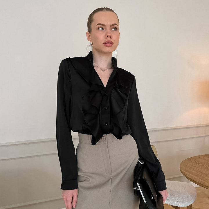 Damebluse med elegante flæsedetaljer og fint satin-finish Stilla