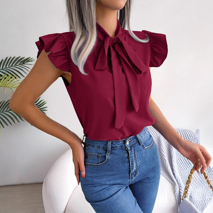 Damebluse med flæse detaljer og sløjfedesign Stilla