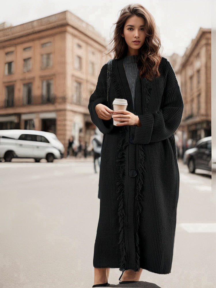 Kvinders chunky strik cardigan med frynse detaljer og stor knap pynt.