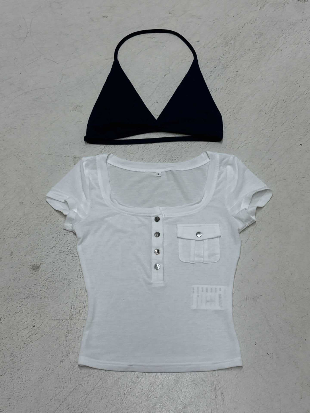 Dame kortærmet bluse med trendy Henley-design og praktisk brystlomme Skovae