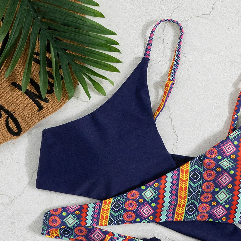 Dame Bikini-sæt med kreativ asymmetrisk design og farverigt mønster Stilla