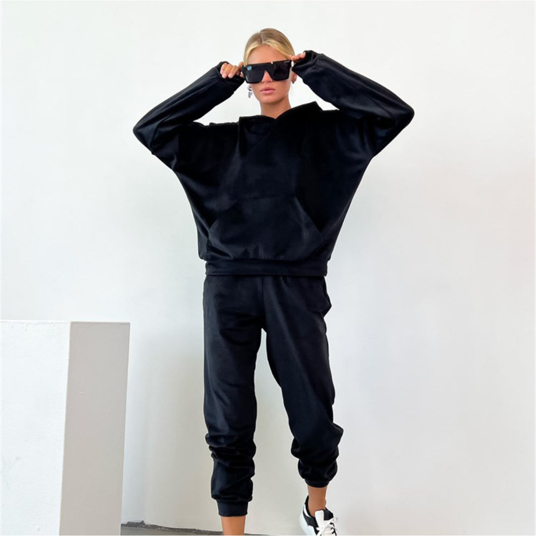 Kvinders stilfulde fleece loungewear sæt med hoodie og bredskårede bukser Skovae