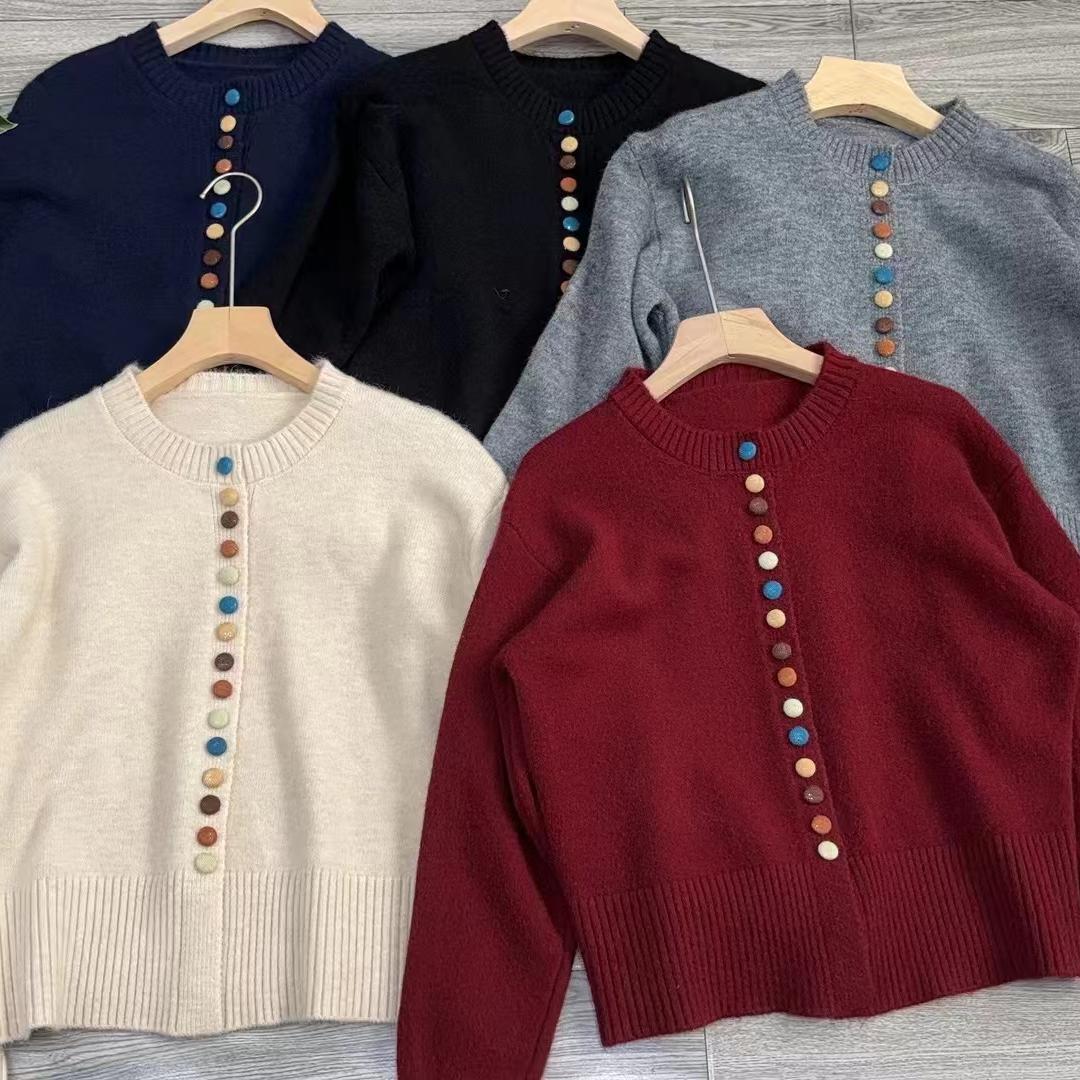 Kvinders cardigan med farverige knapdetaljer og casual snit Stilla