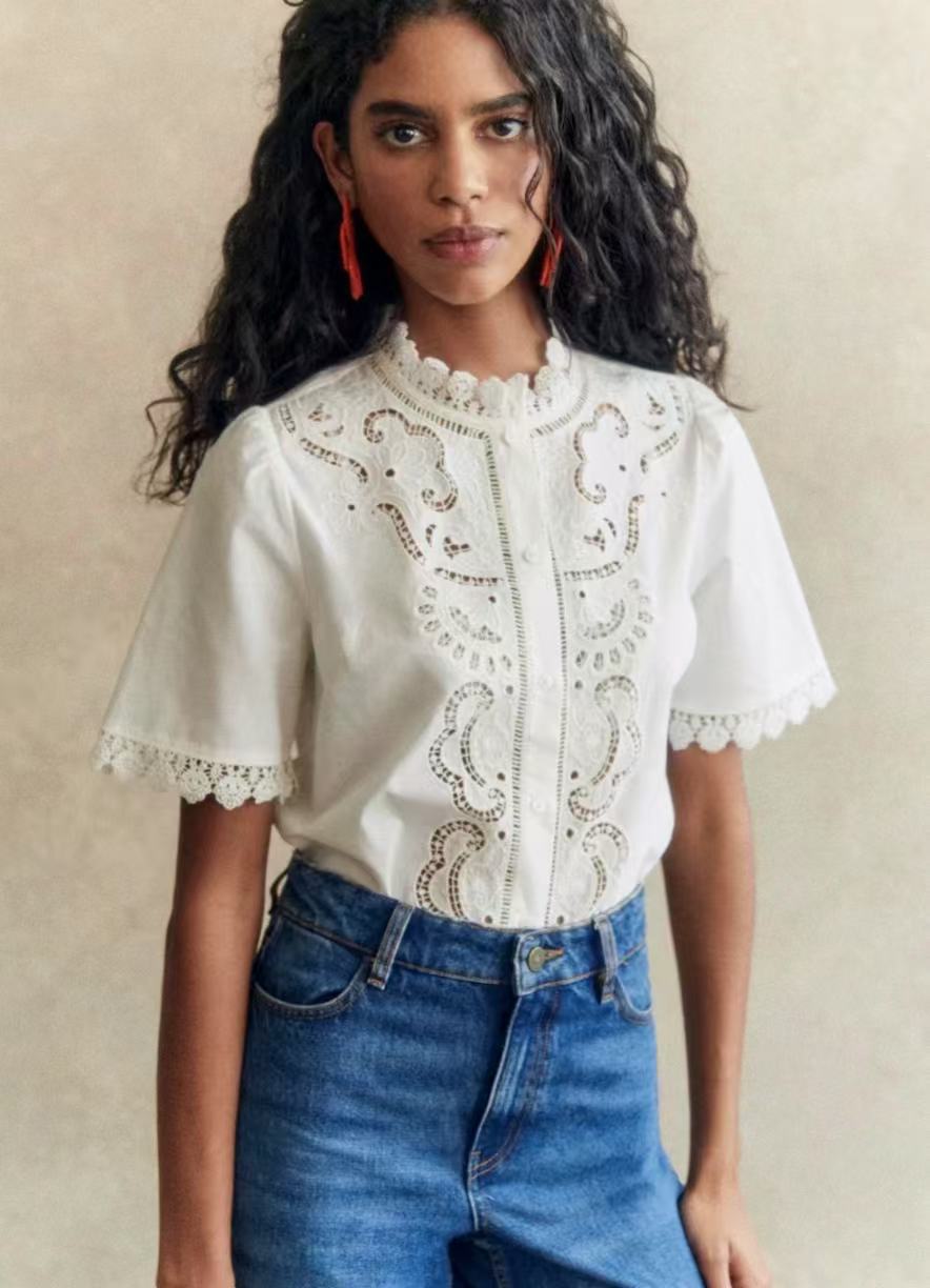 Damebluse med kunstneriske hulbroderier og elegante flæser Stilla