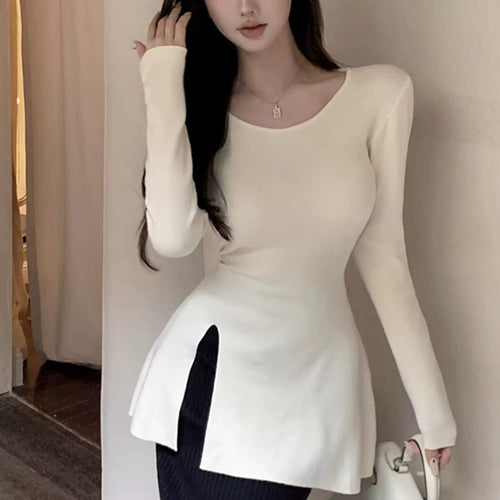 Kvinders langærmet top med asymmetrisk snit og elegant detalje