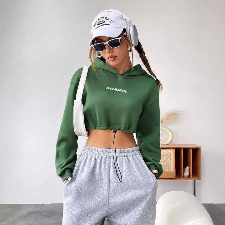 Kvindernes cropped hoodie med broderet skrift og snor Stilla