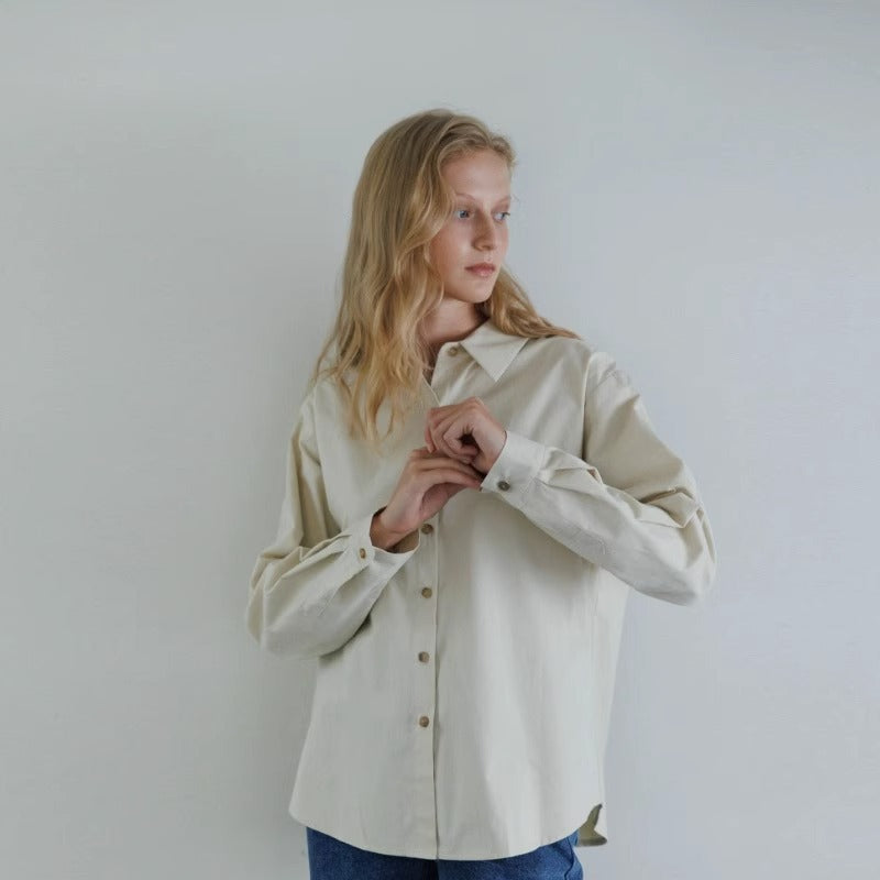 Dame krøllelang bluse lavet af højkvalitets bomuldsstof med elegante knapper Stilla