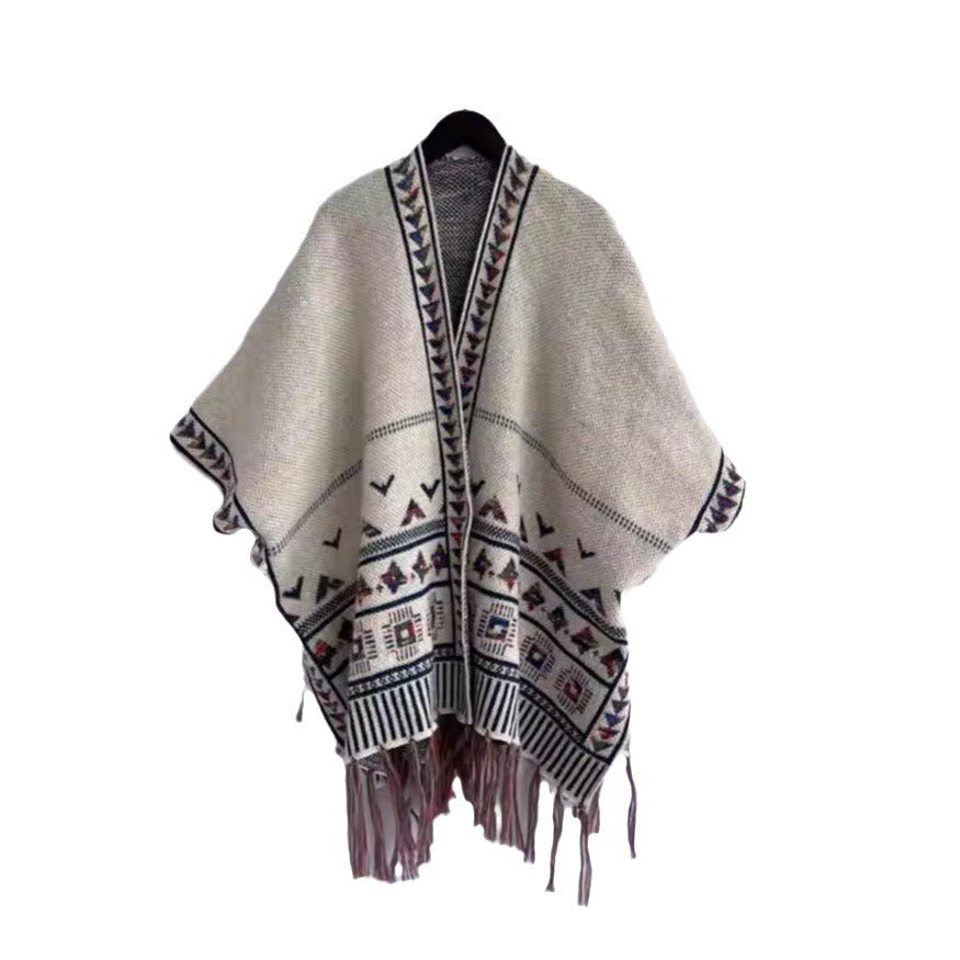 Damer fashionabel strikket poncho med frynset kant og farverigt mønster Stilla