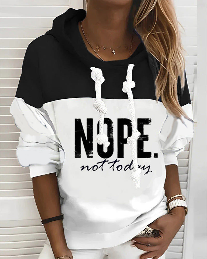 Dame nan sporty-urban hoodie med statement-print, markante snøre og ballonærmer Skovae