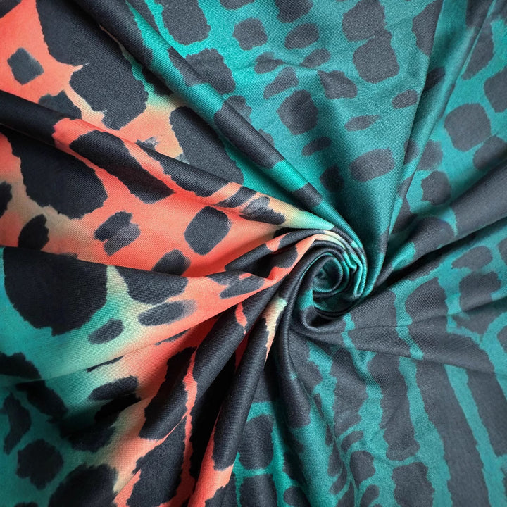 Dame Maxikjole i moderne batikdesign med dyb V-udskæring og sideslids Stilla