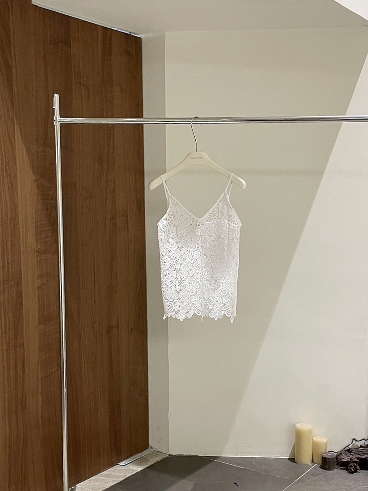 Dame spids-cami-top med justerbare stropper og fin blomsterbroderi Stilla