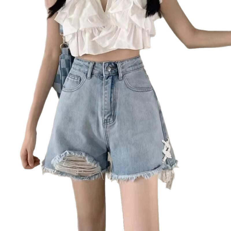 Dame denim shorts med trendy ødelagte detaljer og håndlavede accenter