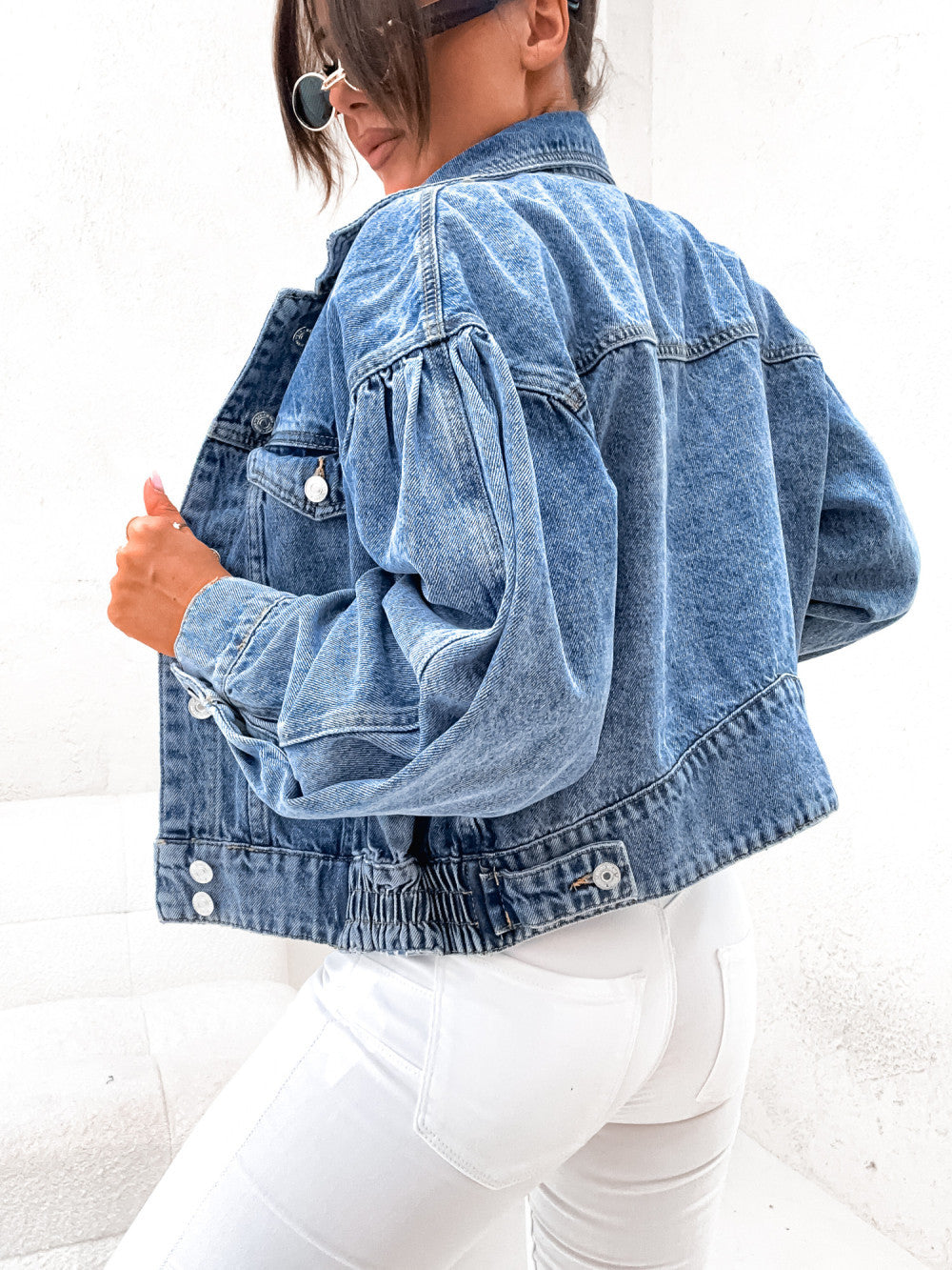 Dame jeansjakke i moderne oversized-stil med voluminøse ærmer og dekorative detaljer Stilla