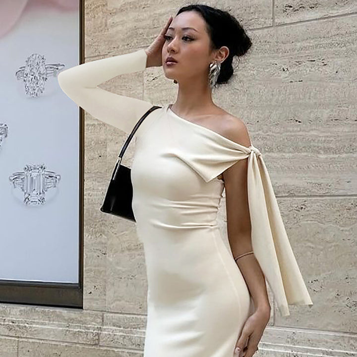 Dame Elegant og moderne minikjole med asymmetrisk design Stilla