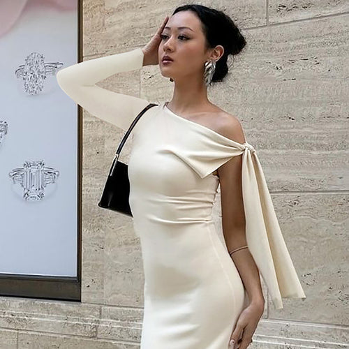 Dame Elegant og moderne minikjole med asymmetrisk design Stilla