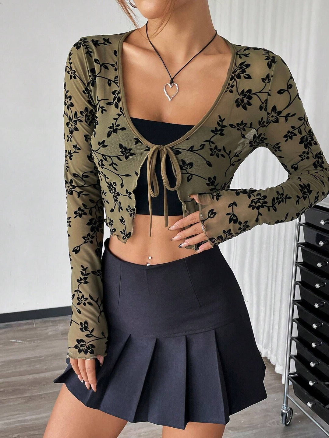 Dame nan taillet bauchfri nettop med floral velourflock dekoration og bindebånd Skovae