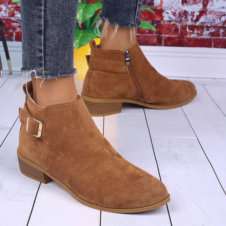 Dame Ankle Boots i blødt ruskind med stilfulde spænder og praktisk lynlås Stilla