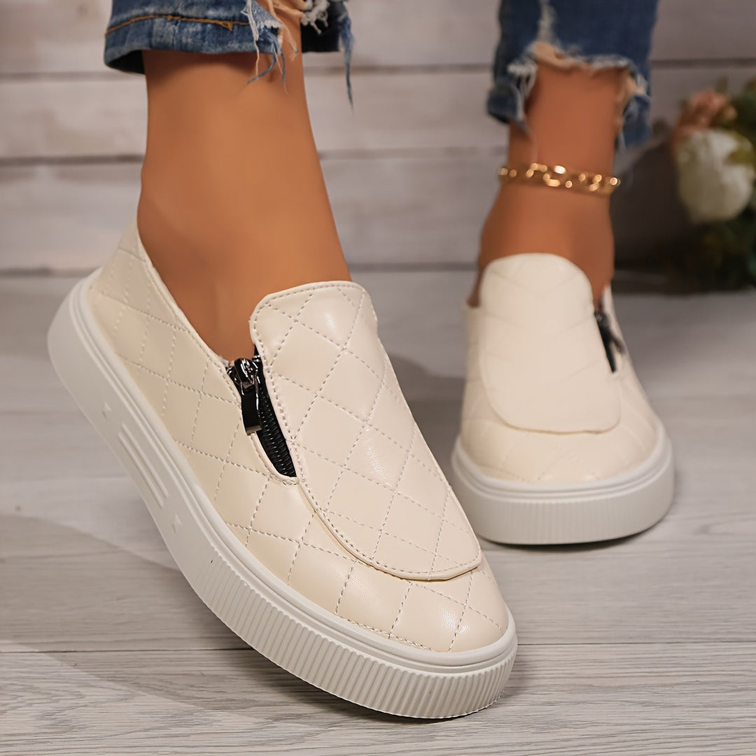 Dame Slip-On Sneakers med trendy quiltedesign og praktisk lynlåsåbning Stilla