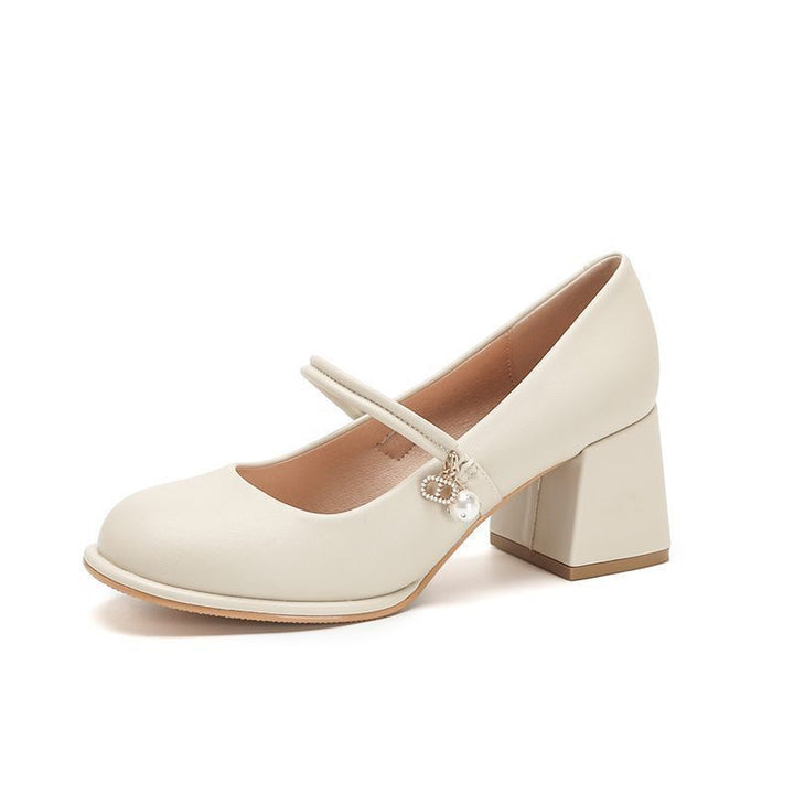 Femme blokhæl Mary Jane pumps med elegant perleanhænger Stilla