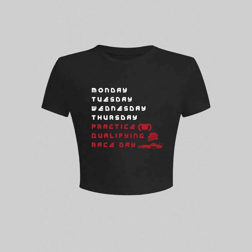 Dame Crop T-Shirt med stilfuldt racemotiv og charmerende skrift Skovae