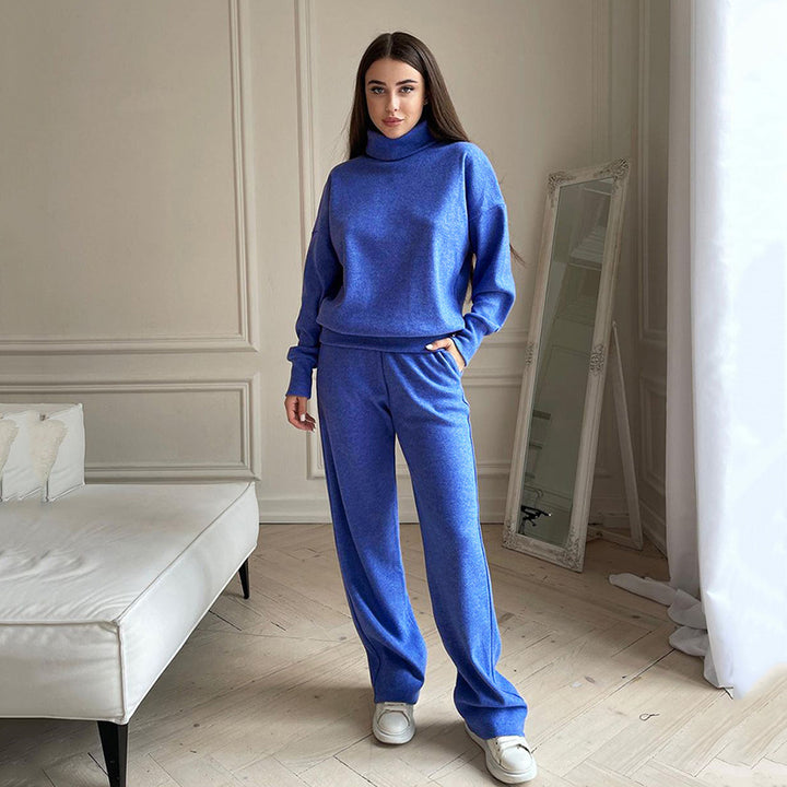 Dame sæt bestående af afslappet sweater med høj krave og komfortable bukser Stilla