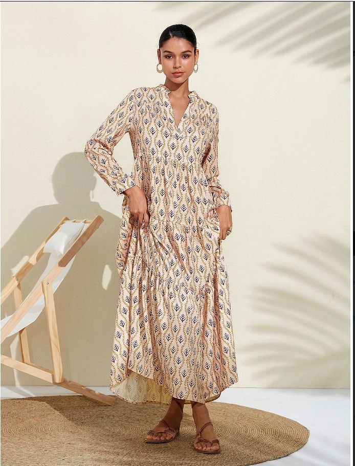 Dame Maxikjole med legende floral design og elegant knaplukning Stilla