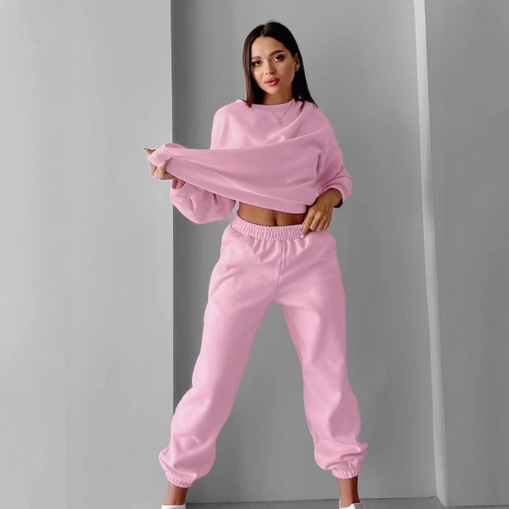 Dame afslappet sweatshirt- og buksesæt med moderne snit og elastiske manchetter Stilla