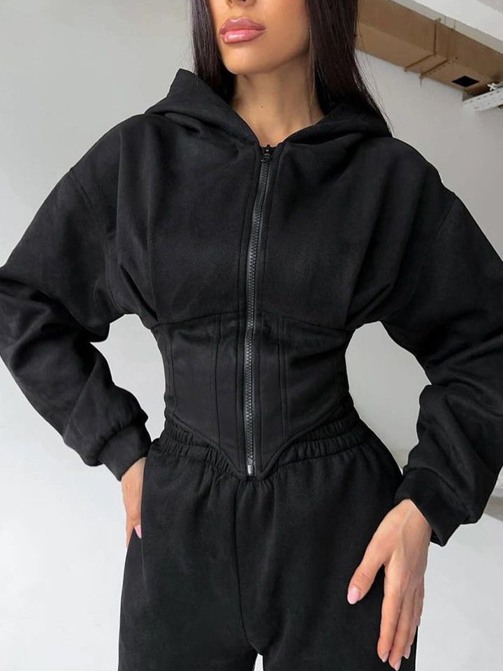 Kvindernes figur-flatterende jumpsuit med skræddersyet design og sporty hætte Skovae