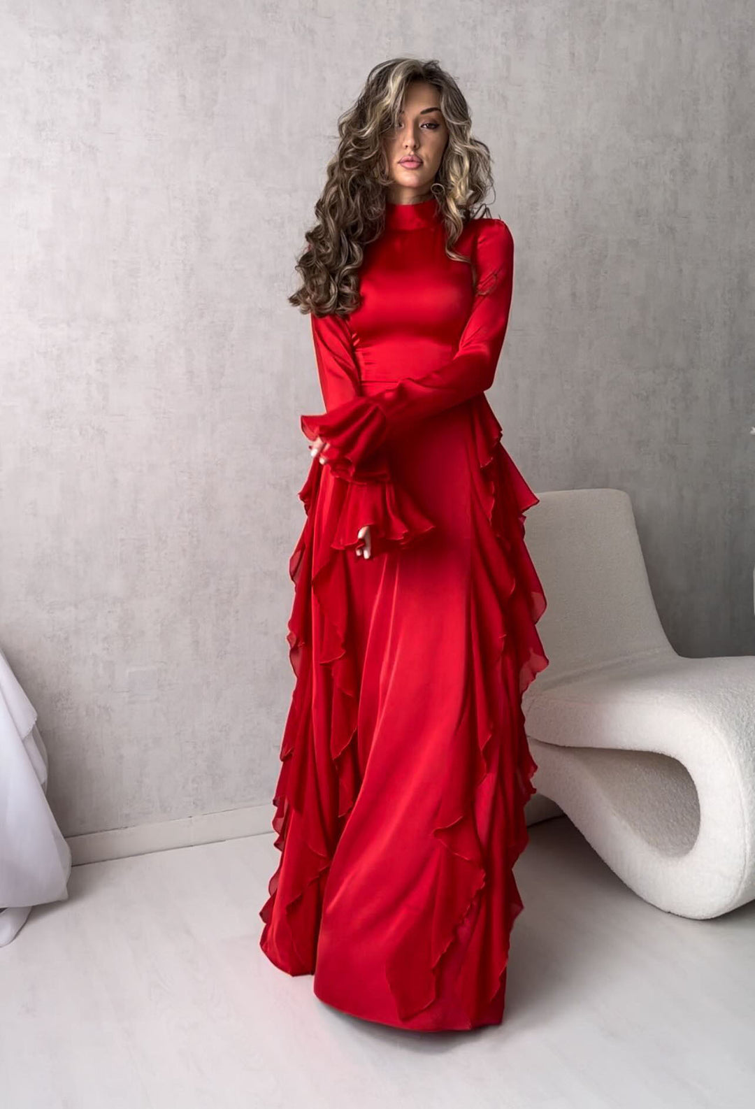 Dame Elegante Maxi Kjole med Voluminøse Ruffle Detaljer og Skinnende Finish