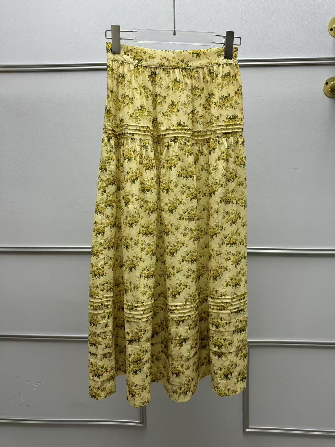 Dame Maxiskirt med floral design og feminine rynker Stilla