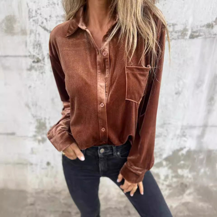 Kvinders elegante velourbluse med praktisk brystlomme og moderne snit Stilla