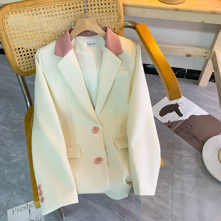Kvindernes stilfulde blazer med elegant krave og særlige knapdetaljer Stilla