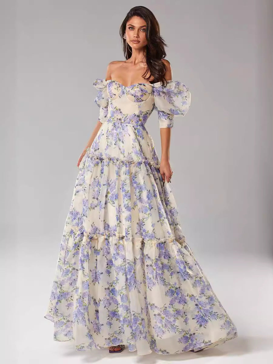 Kvindernes elegante maxikjole med off-the-shoulder flæseærmer og blomsterdetaljer