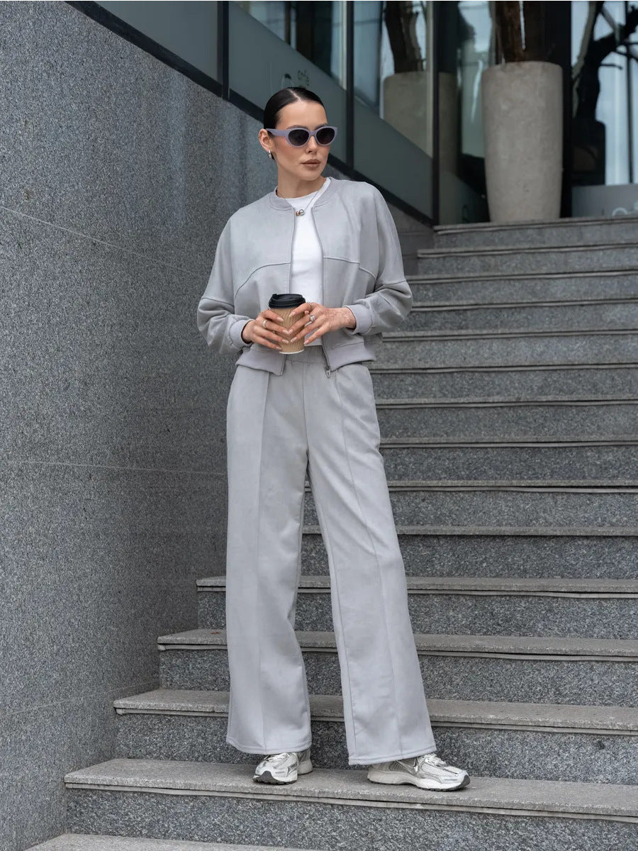 Kvindernes stilfulde fritidssæt med cropped top og løs pasform