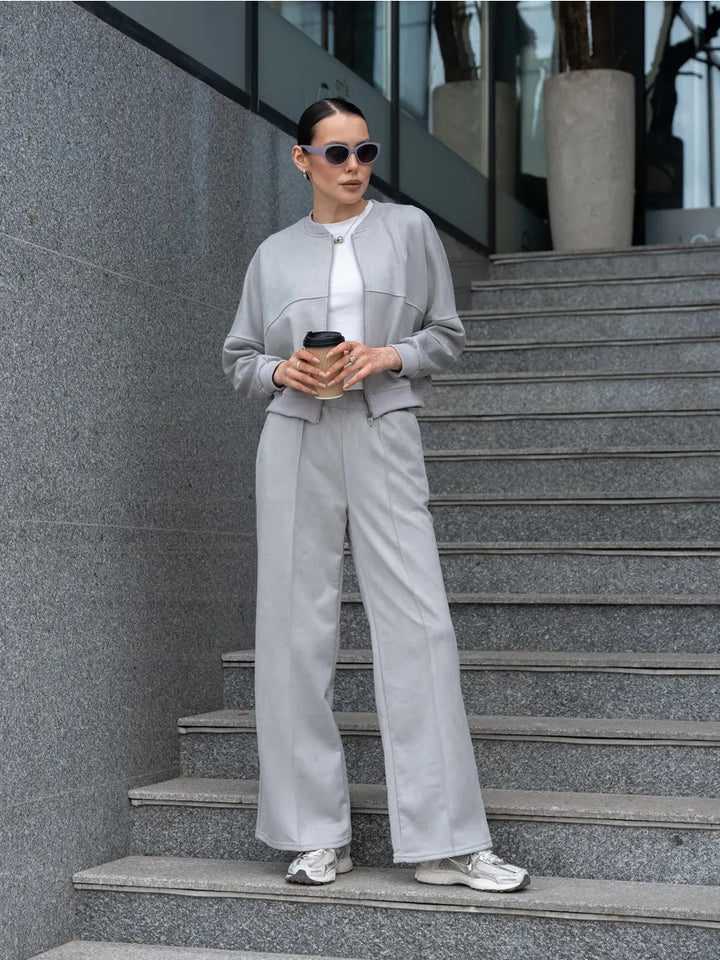 Kvindernes stilfulde fritidssæt med cropped top og løs pasform