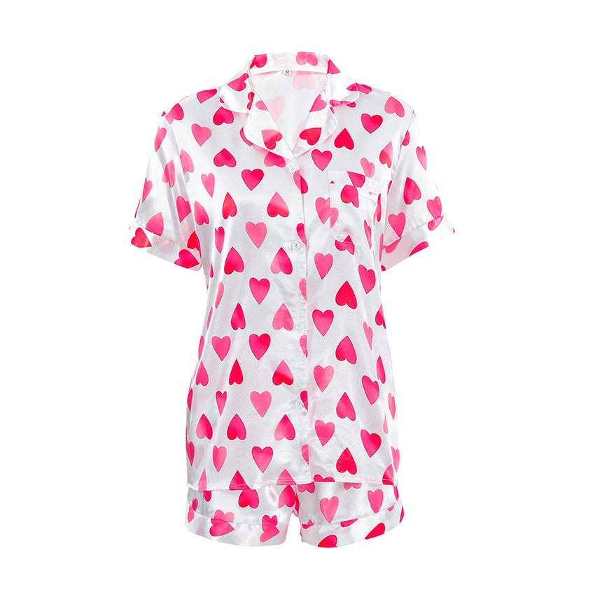 Dame pyjamasæt med hjerteformet motiv og elegant satinfølelse Stilla