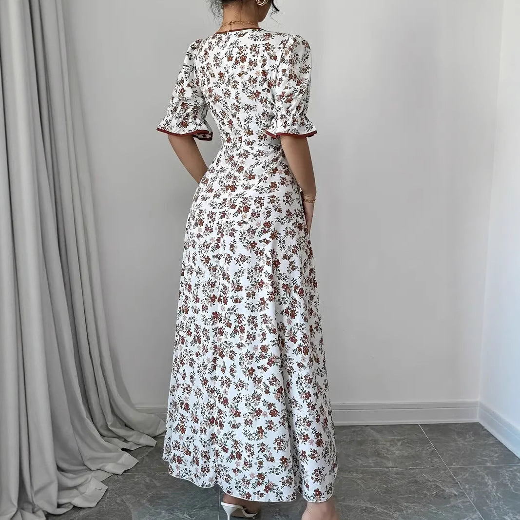 Dame Maxikjole med elegant knaplukning og romantisk blomsterdesign Stilla