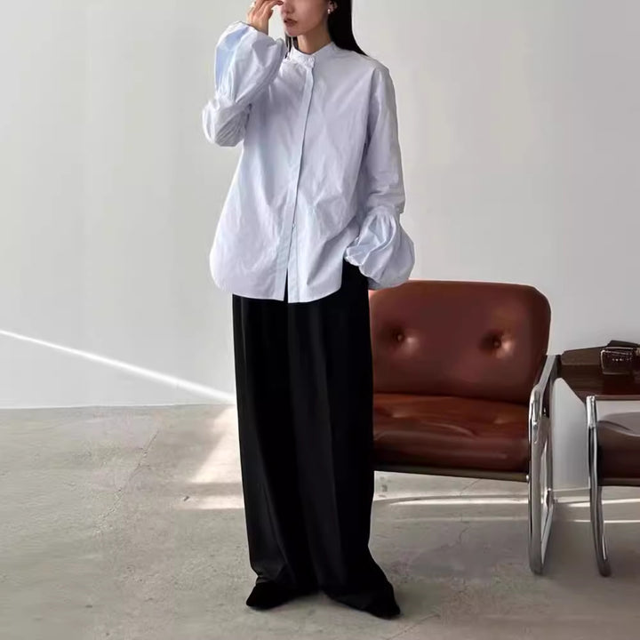 Damebluse med voluminøse ærmer og moderne ståkrave Stilla