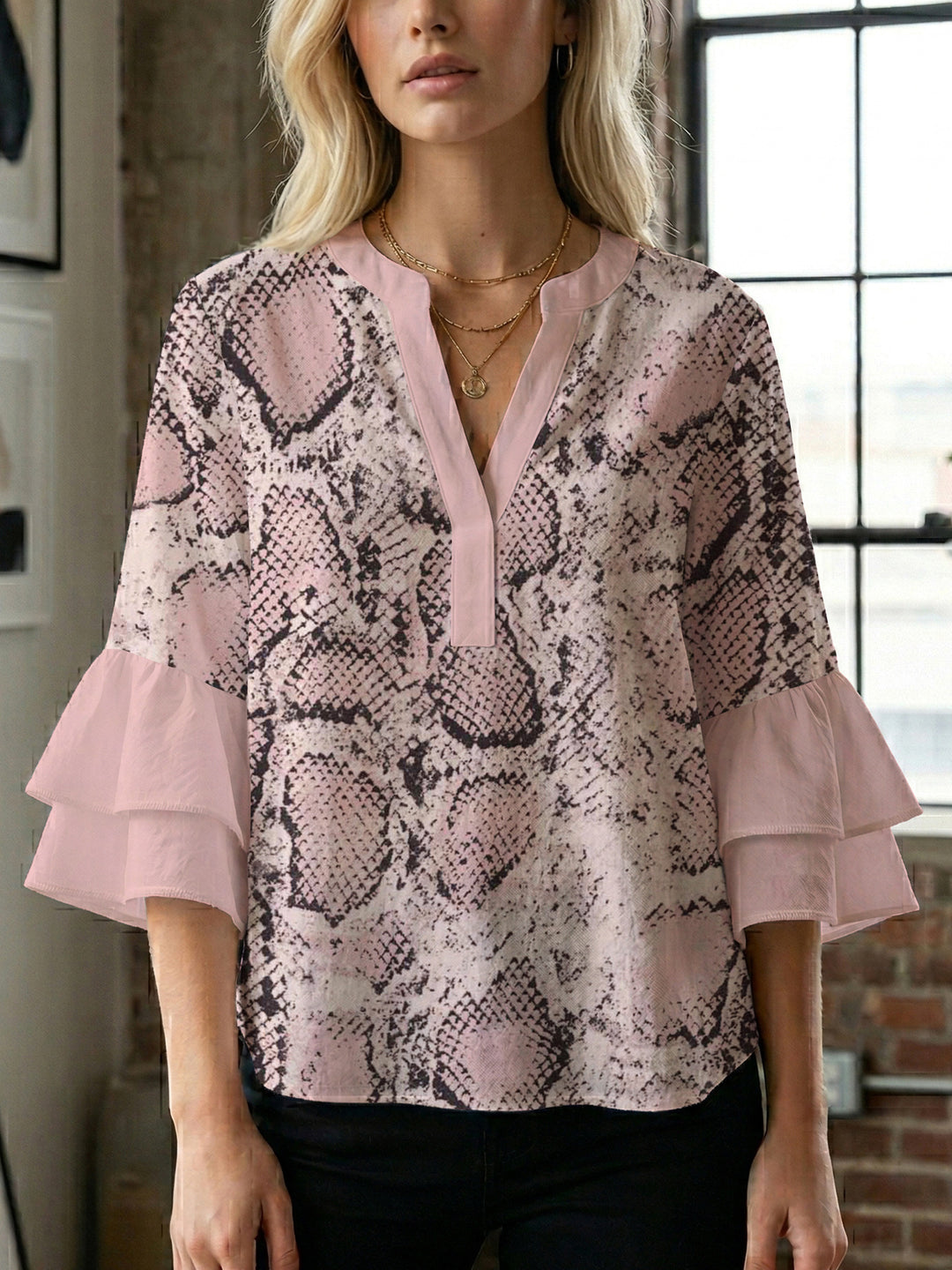 Dame afslappet bluse med flæseærmer og botanisk print Skovae