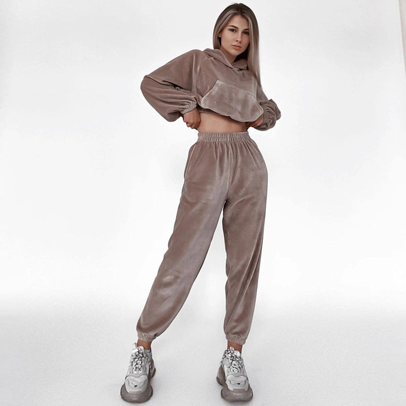 Kvinders loungewear sæt lavet af blød velour med cropped hoodie og elastiske bukser Skovae