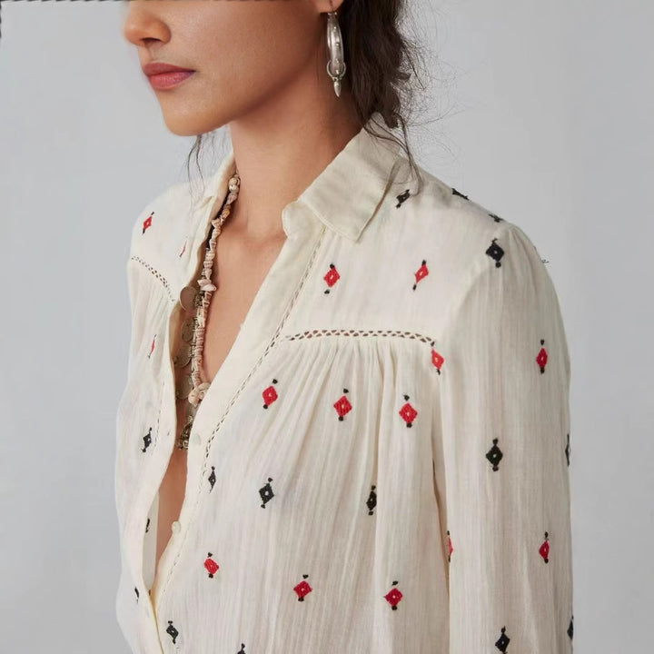 Damebluse med kunstneriske broderier og feminine detaljer Stilla