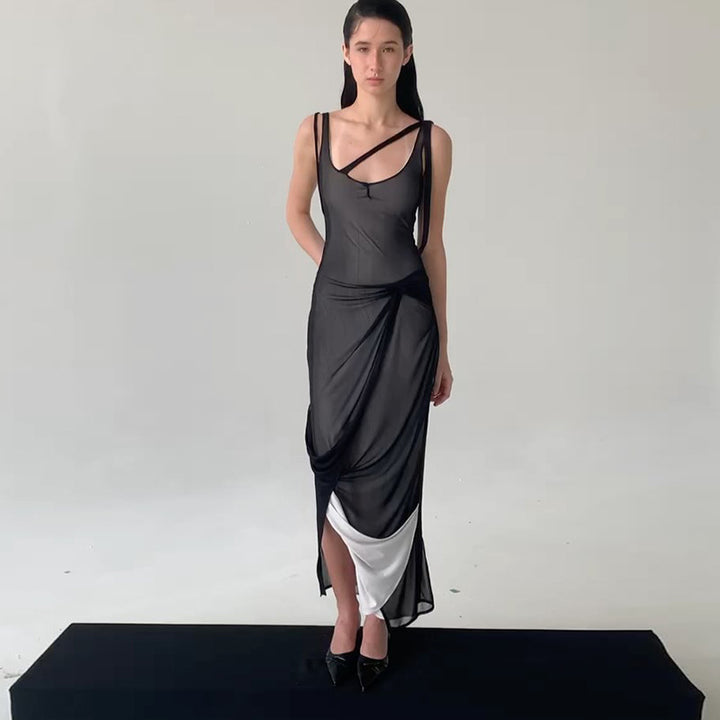 Dame aftenkjole med raffinerede draperinger og asymmetrisk snit Stilla