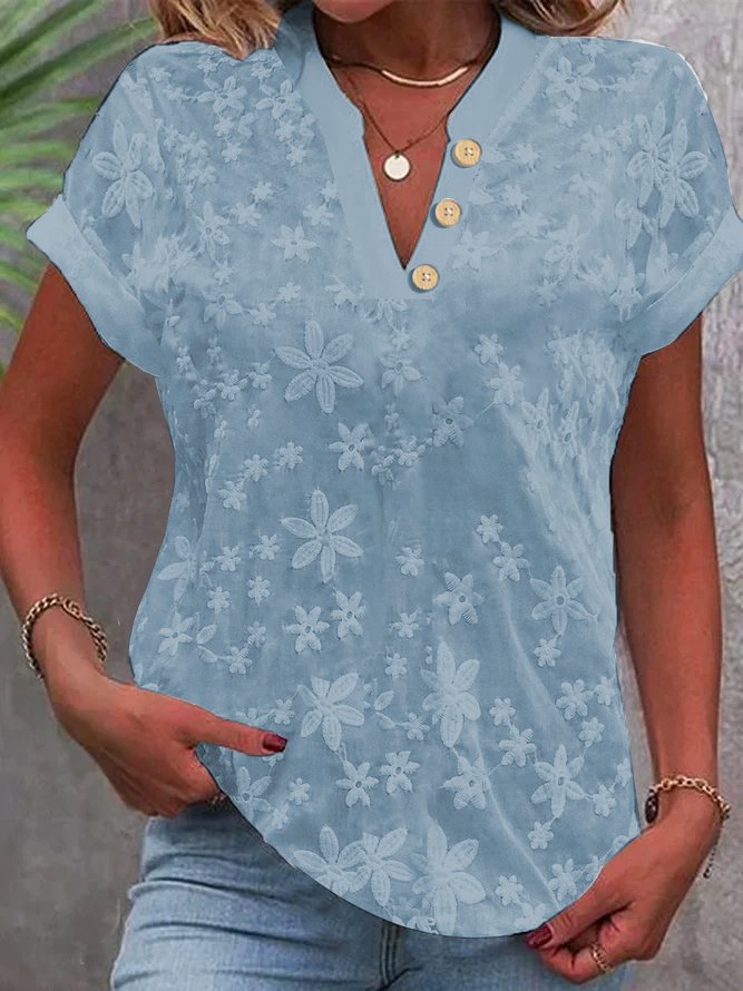 Damebluse med feminint blomsterbroderi-mønster Stilla